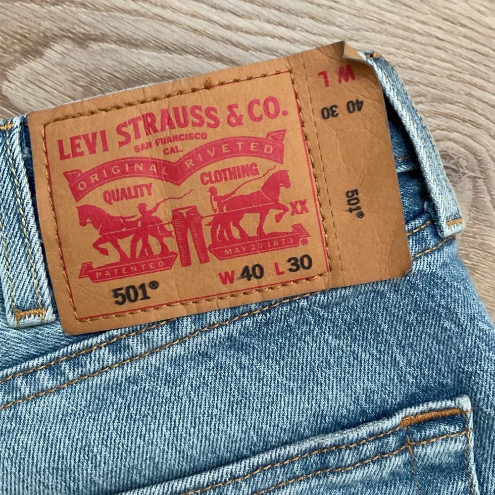Levis 501 Original Fit‎ Light Wash Distressed Ripped Jeans Mens 40x30